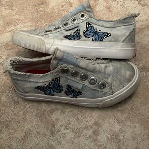 Girls blowfish sneakers! They are size 11!! 💙☺️🦋